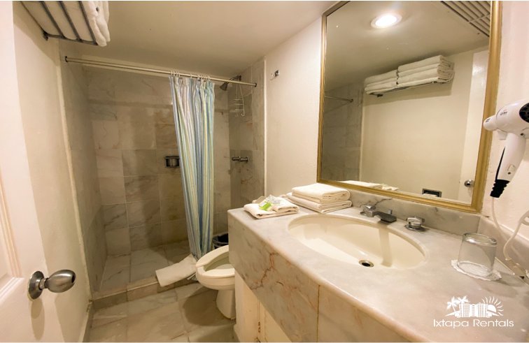 En el interior del Tesoro Ixtapa se encuentra el condominio 515 con: 2 recámaras, baño, cocina, sala, comedor. Ideal para disfrutar unas ricas vacaciones en Ixtapa Zihuatanejo